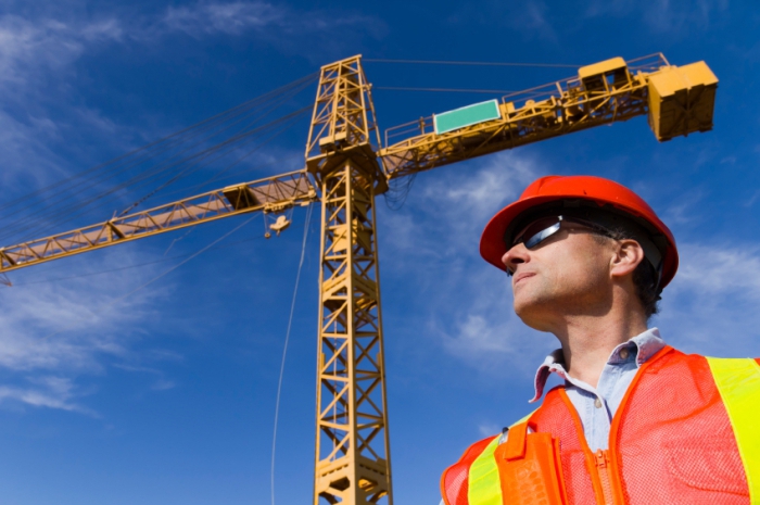Будівельник з будівельним краном