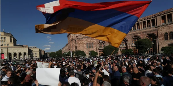 Тензии в Ереване: протесты у посольства России